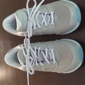 New balance sneakers 6.5 like new tan color